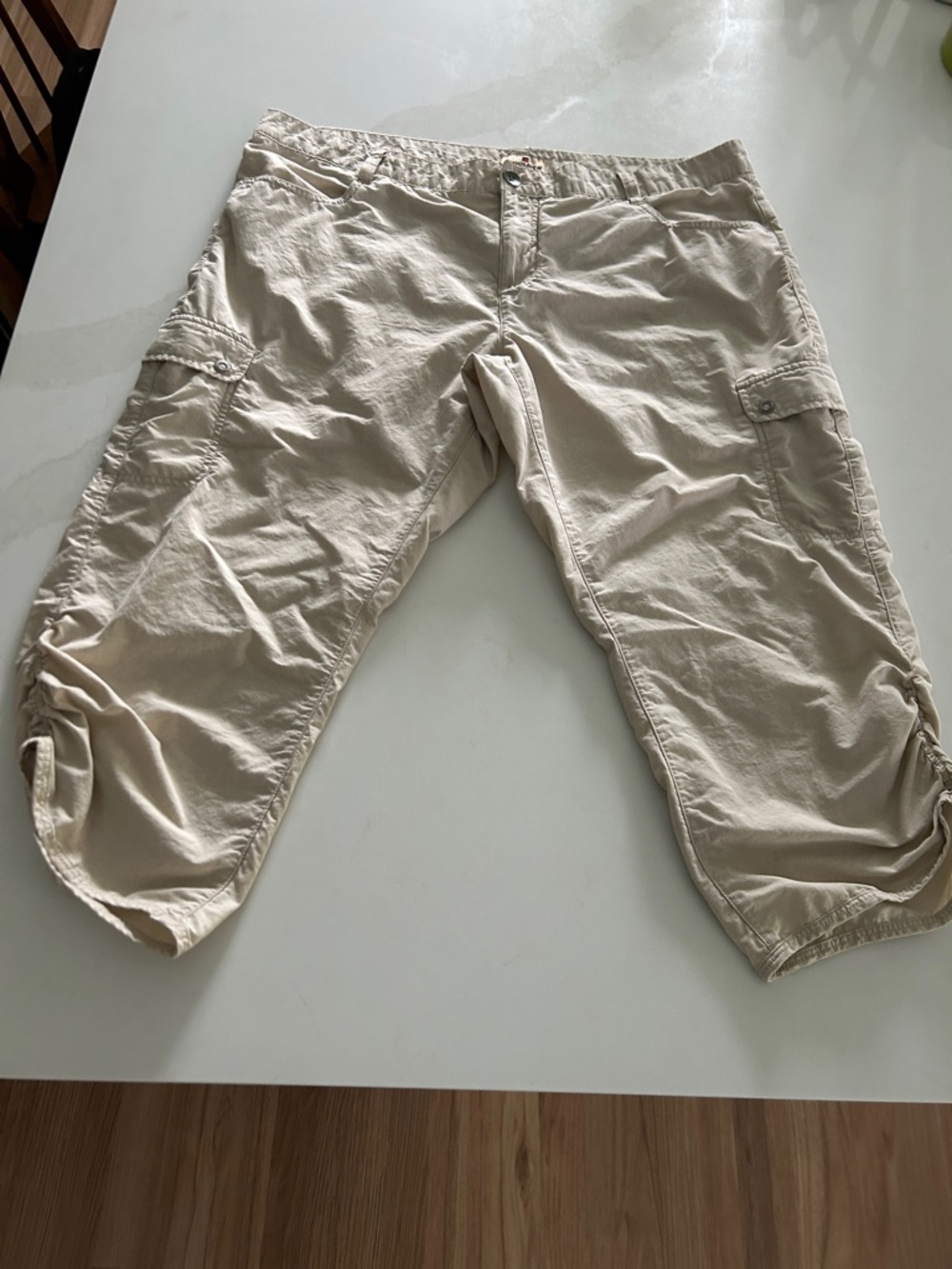 Women’s Woolrich Casual Cargo Capris in Light Beige. Size 12